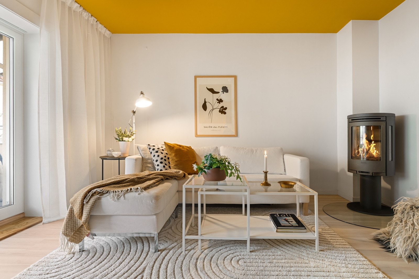 Her har man god plass til både sofagruppe, spisebord og annen innredning. Galleribilde