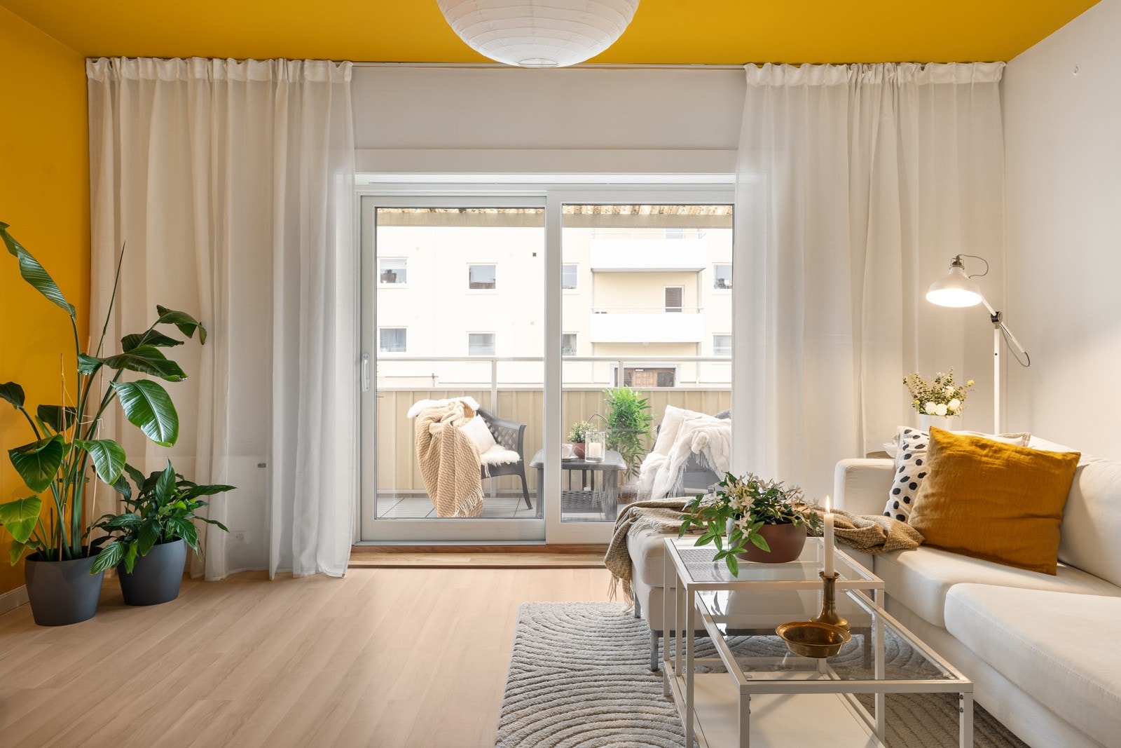 Vinduet slipper inn godt med naturlig dagslys, og den gode takhøyden sørger for en luftig og åpen atmosfære. Galleribilde