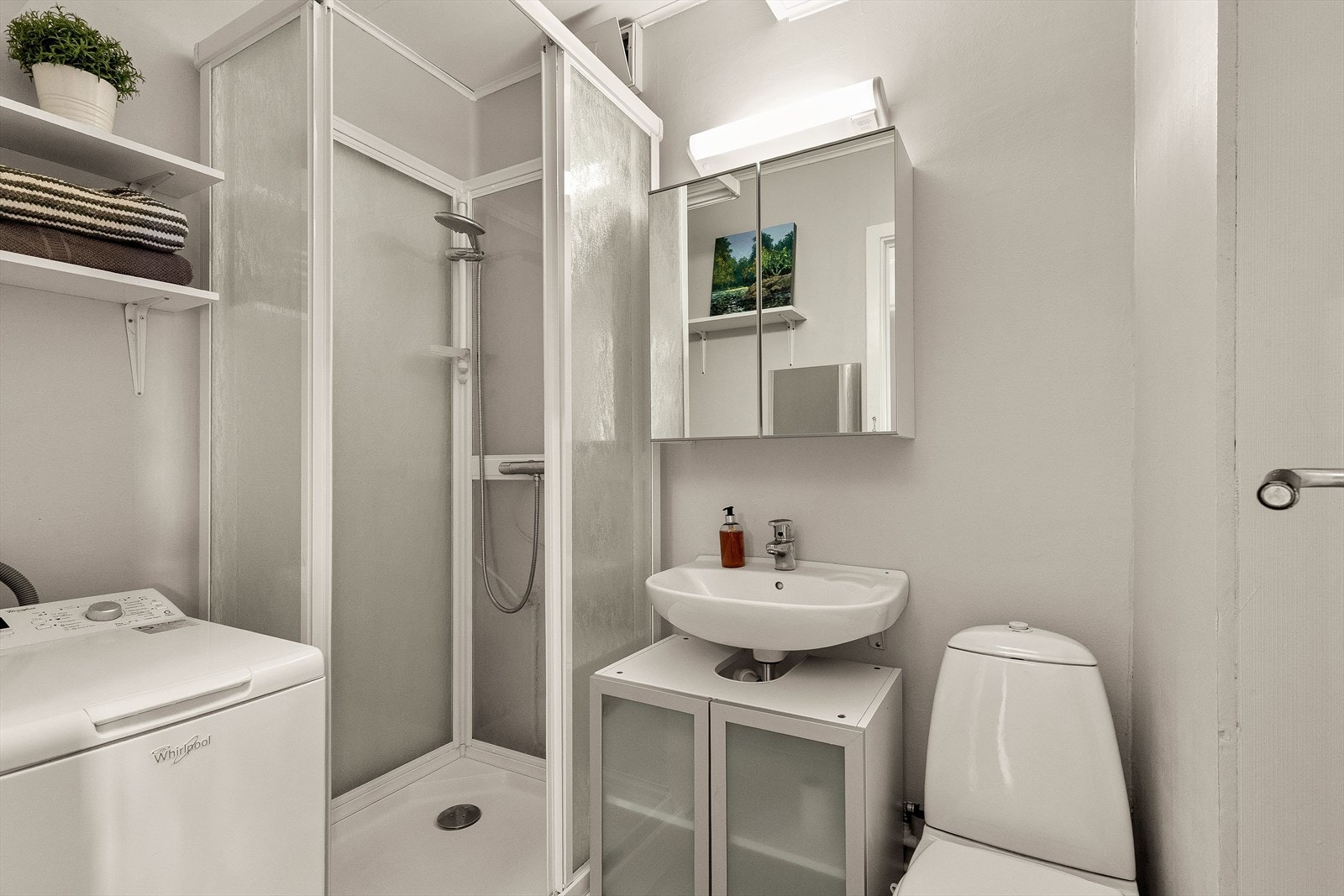 I forbindelse med befaringer av soilrør tidligere i år, ble det vedtatt at styret skal hente inn priser for oppussing av bad, som andelseiere kan benytte seg av. Det tegnes egne kontrakter med entreprenør, samt finansieres av den enkelte andelseier. Galleribilde