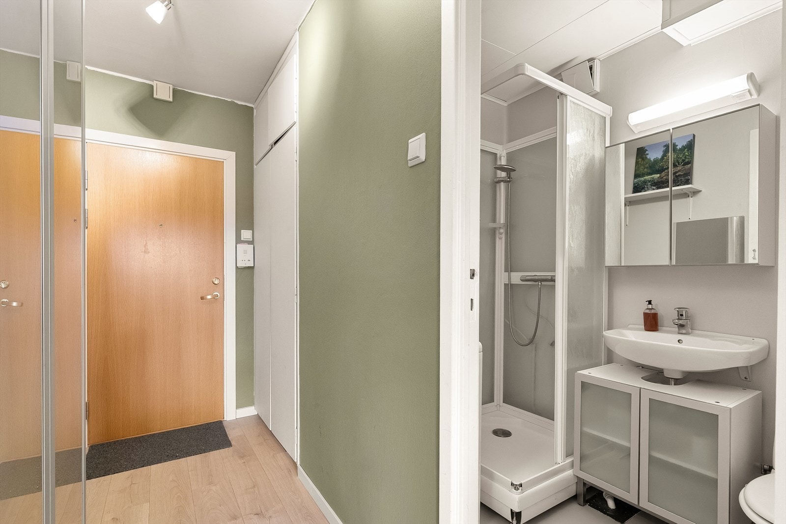 I entréen er det også dørcalling og innebygd skap, for ekstra oppbevaring. Galleribilde