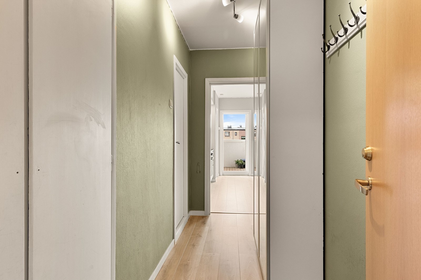 Velkommen inn! Entréen har rikelig med oppbevaringsplass, med stort speilskap og knagger for oppheng av yttertøy. Galleribilde