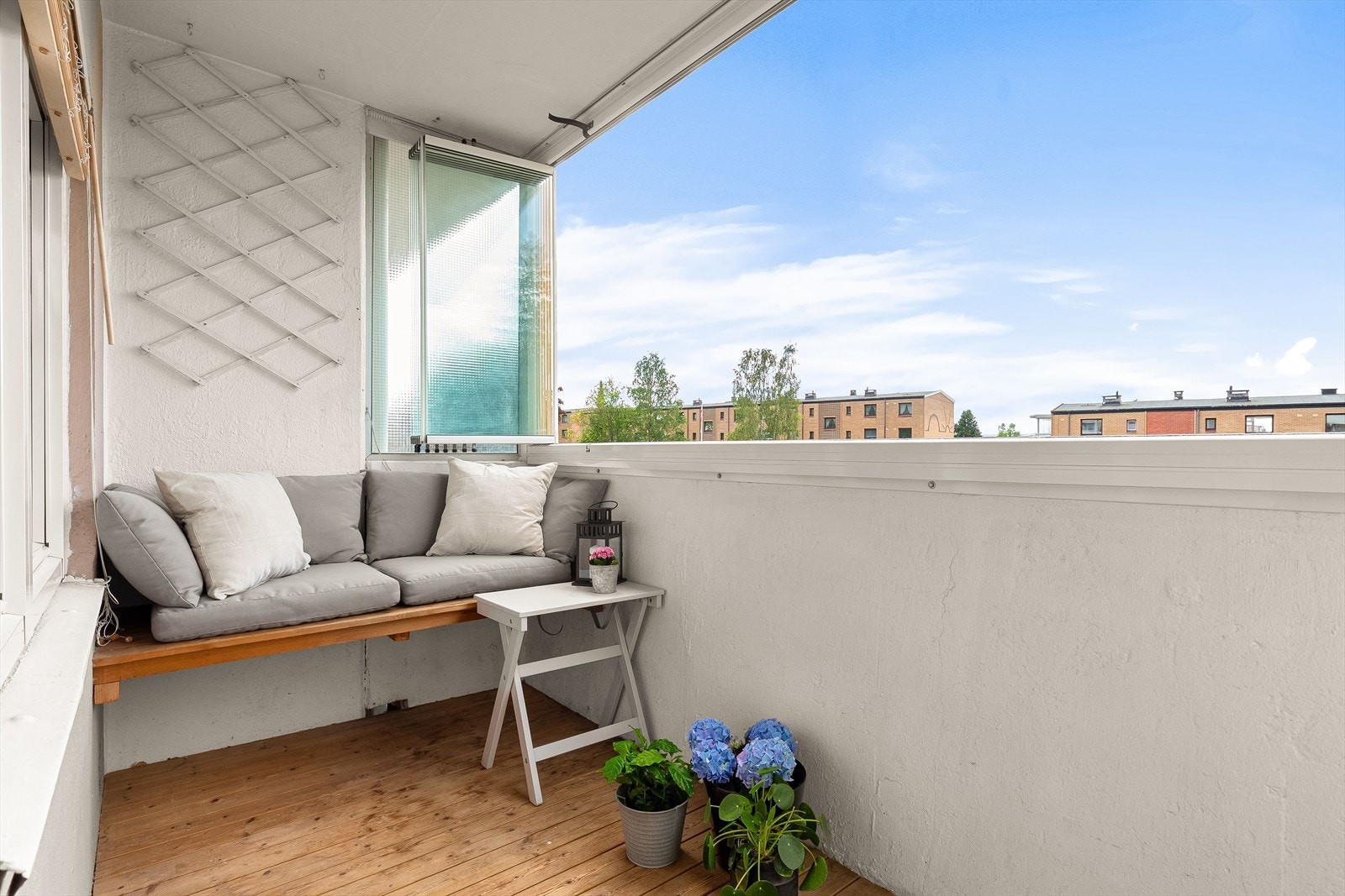 Herlig vestvendt balkong på 6 m² med innglassing som kan skyves til siden. Galleribilde