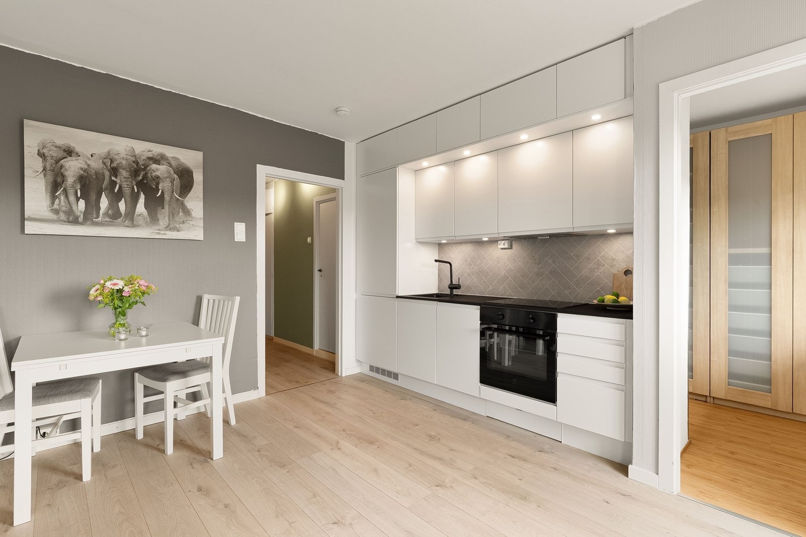 Kjøkkenet er i åpen løsning mot stuen, og har rikelig med skapplass som går helt opp til taket. Galleribilde