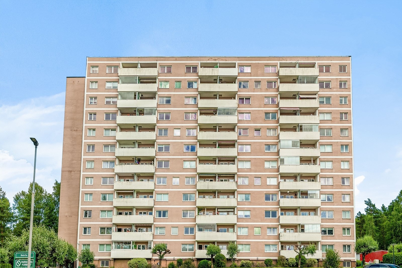 Nærmeste handlesenter er Bøler senter med ett utvalg av butikker og servicetilbud som bl. a. bakeri, vinmonopol, matbutikk, apotek, m.m. Det er kort vei til flere dagligvarebutikker som Kiwi, Rema 1000 og Coop Mega. Galleribilde