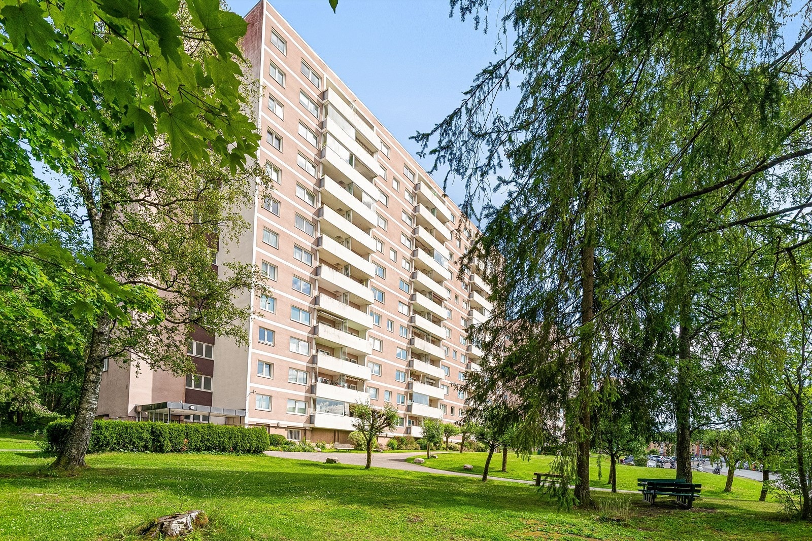 Sentral beliggenhet i naturskjønne omgivelser i et populært og veletablert boligområde på Bøler. Meget hyggelig intern beliggenhet i borettslaget. Galleribilde