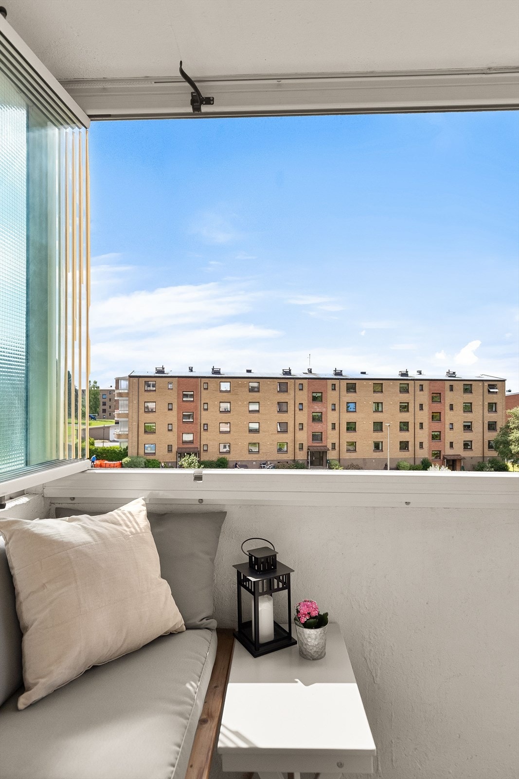 Med god avstand til neste bygg, har man både fantastisk lysinnslipp og minimalt med innsyn. Galleribilde