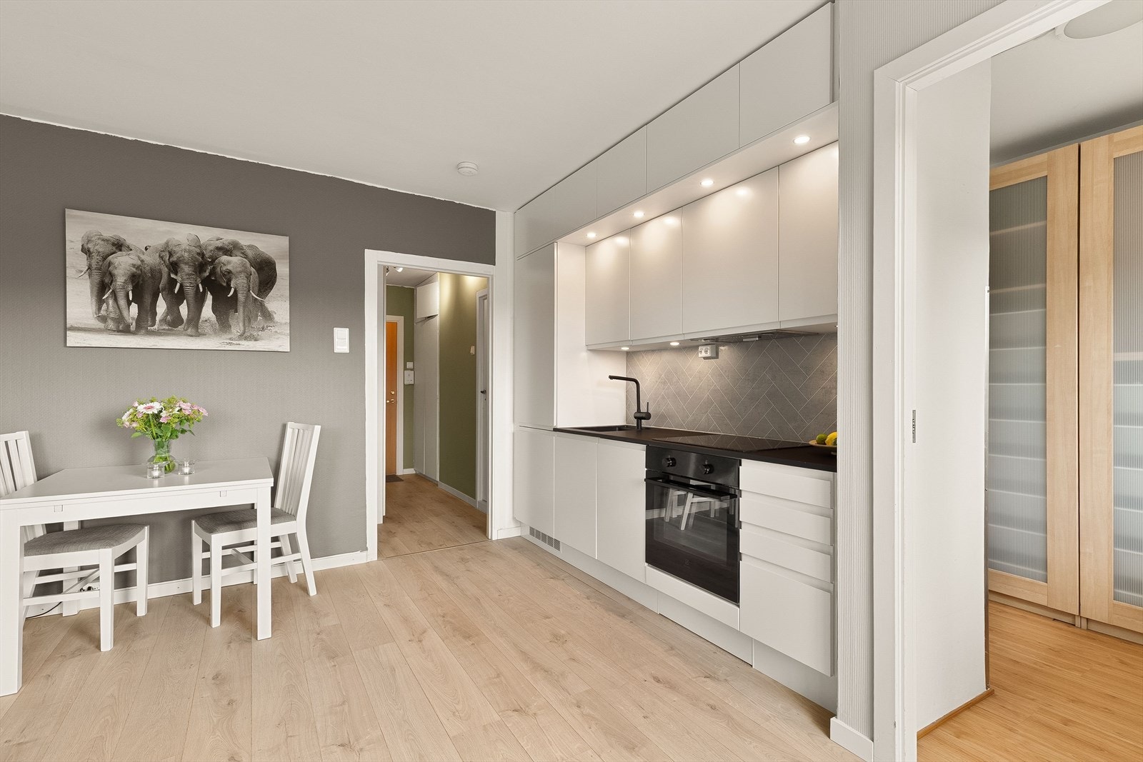 Det ble i 2016 lagt ny og pen enstavs parkett i gangen og i stuen. Galleribilde