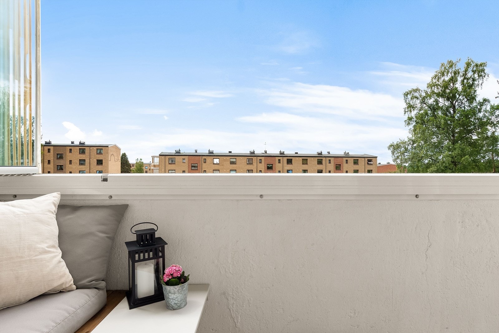 Fra balkongen har man pent utsyn til fri himmel. Galleribilde