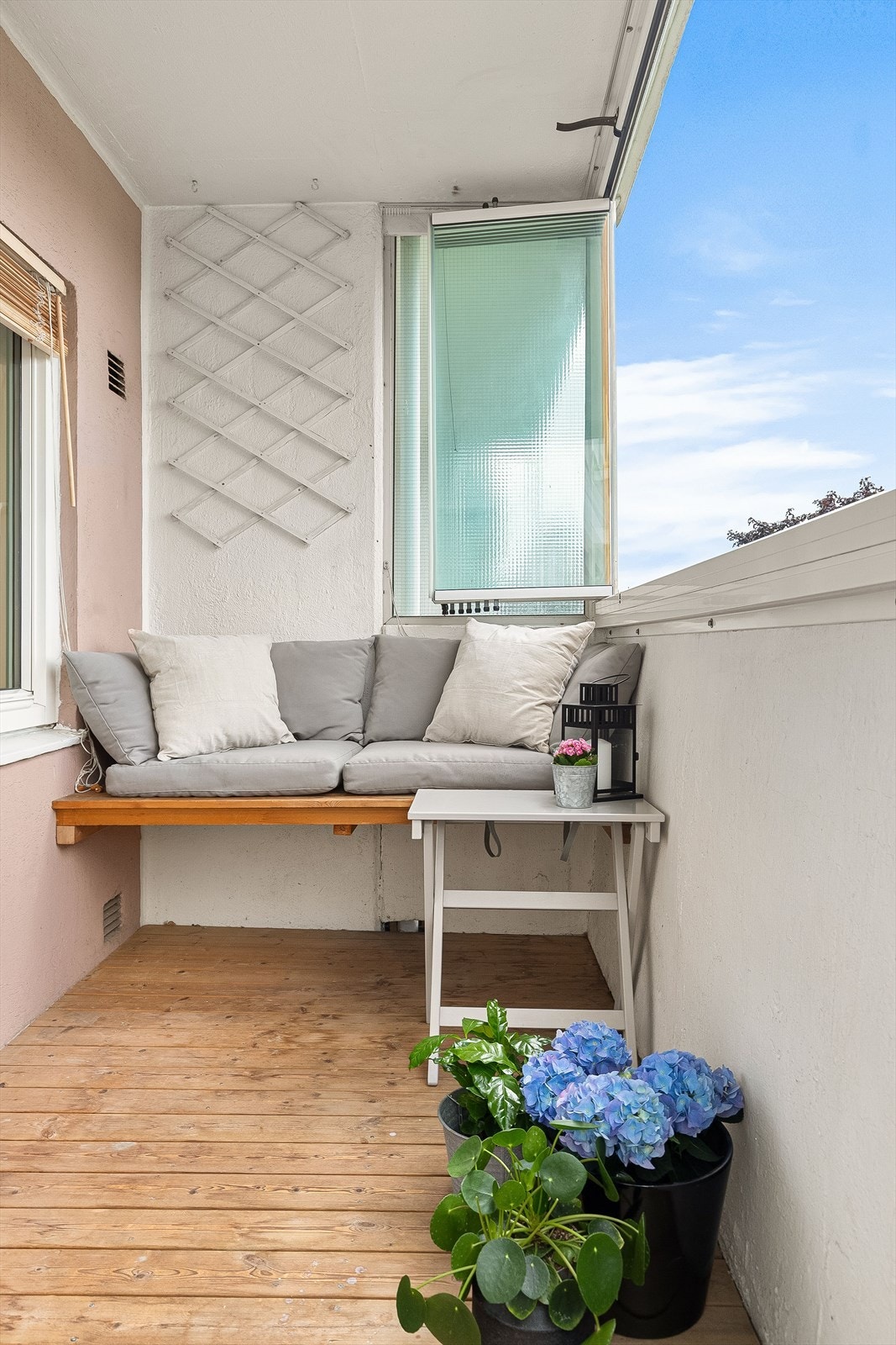 Det er satt inn en plassbygd benk, her kan man nyte morgenkaffen gjennom hele året. Galleribilde