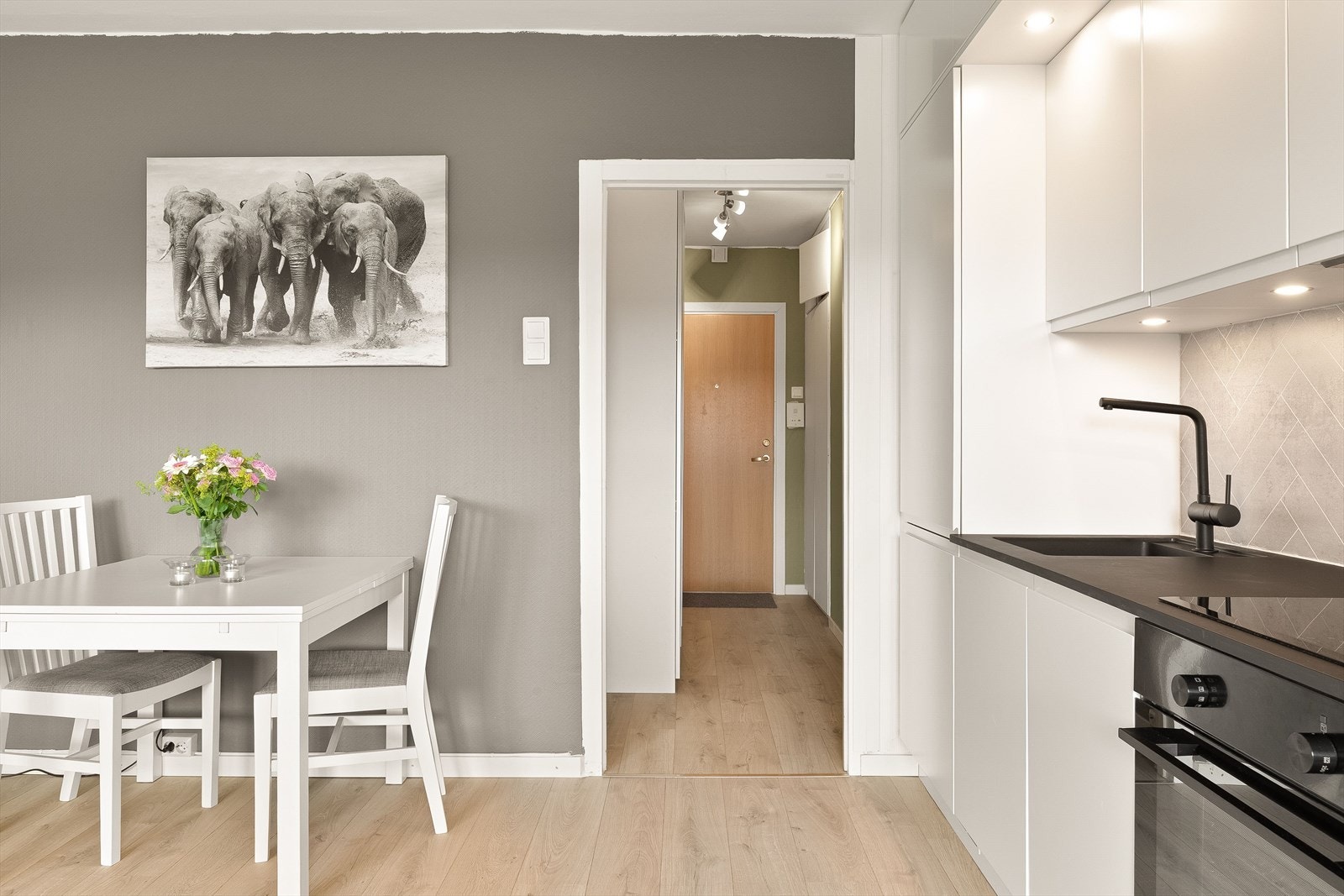 Lave felleskostnader på kun kr. 3 666,- som inkluderer blant annet varmtvann, fyring, internett, trappevask og kommunale avgifter. Galleribilde