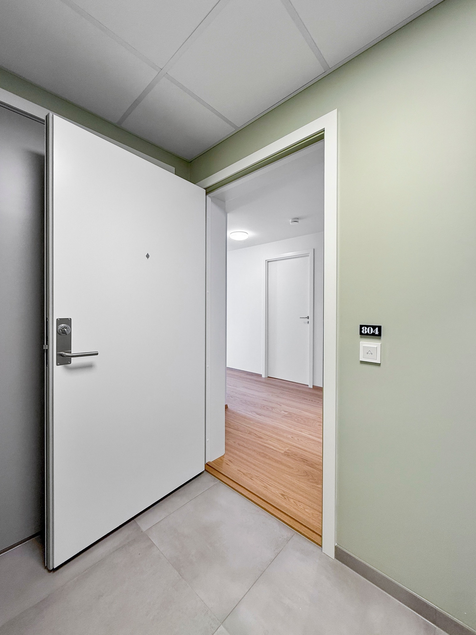 Leiligheten ligger i 8. etasje og har adkomst via felles svalgang og heis. Galleribilde