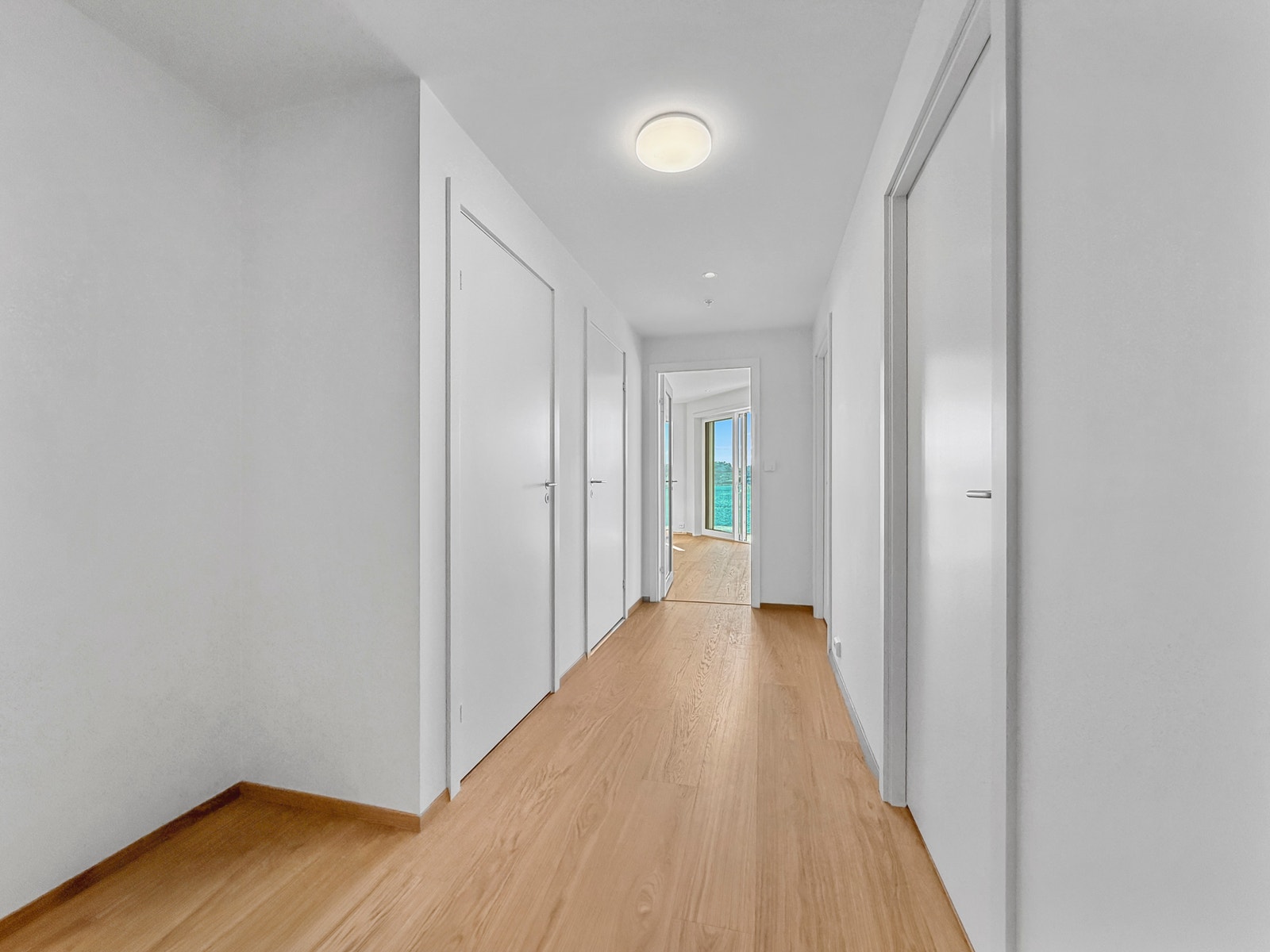 Entré med god takhøyde og et ryddig førsteinntrykk. Galleribilde