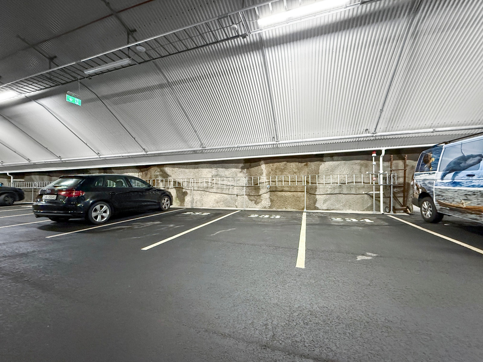 Parkeringsplass i felles parkeringshus kan leies mot et tillegg på 1.500 kr per måned. Galleribilde