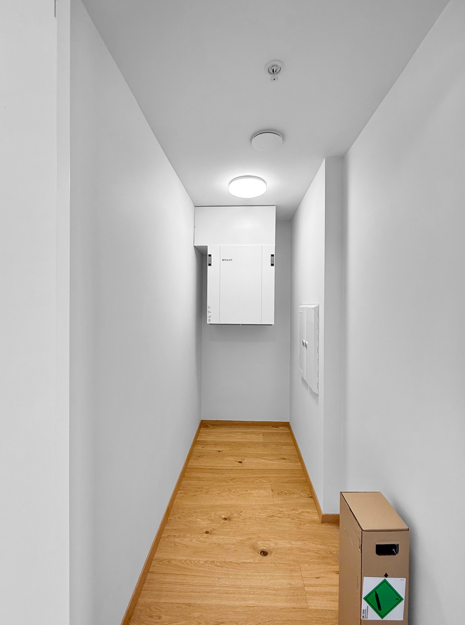 Egen innvendig bod – perfekt til lagring av teknisk utstyr, vaskemidler eller lignende. Galleribilde