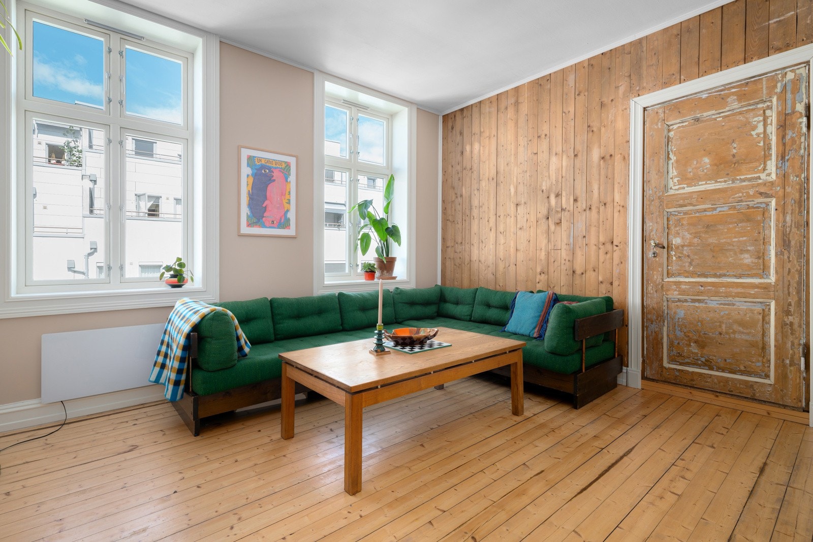 Store vindusflater slipper inn rikelig med naturlig lys, og skaper en god romfølelse. Galleribilde