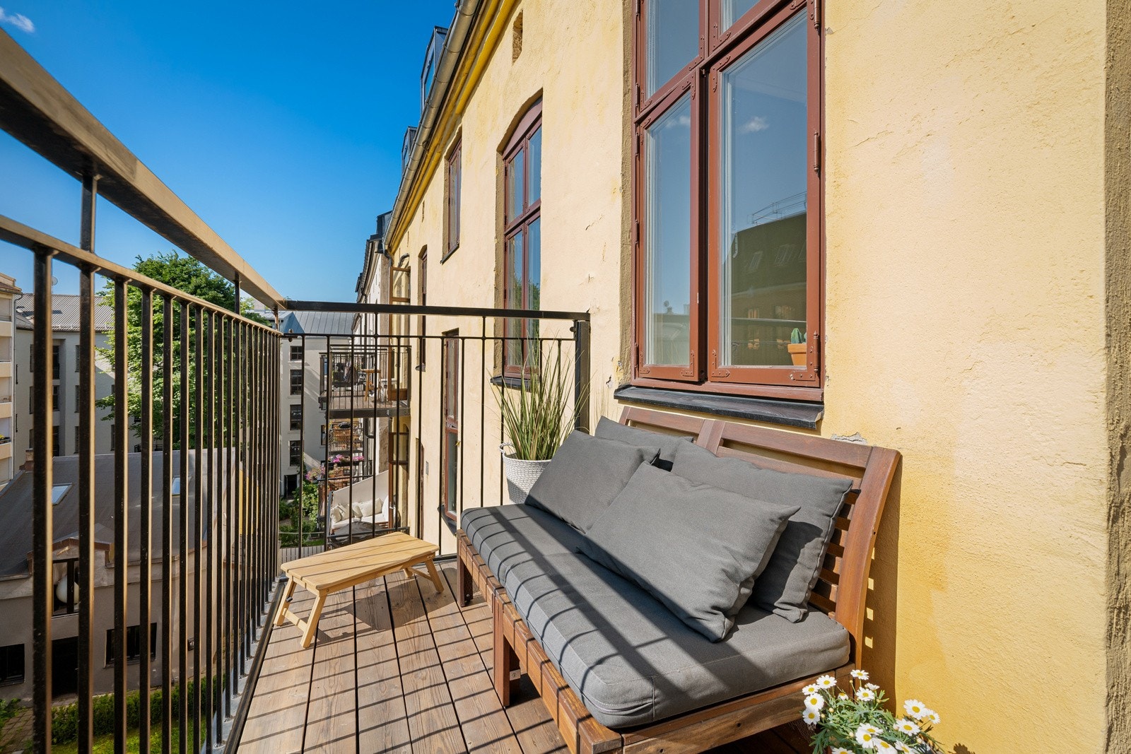 Balkongen har gode solforhold fra morgen til ettermiddag. Her kan du nyte lange sommerdager! Galleribilde