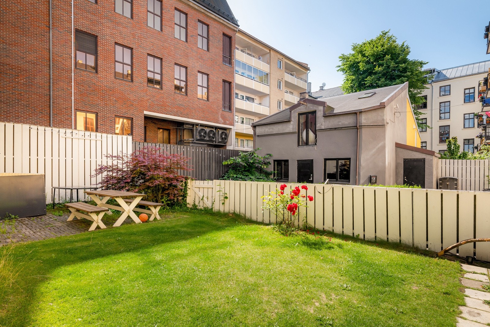 Bakgården er innredet med flere sittegrupper. Galleribilde