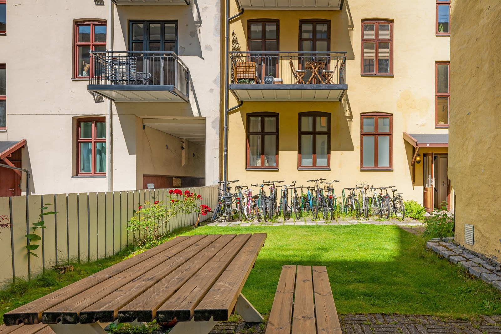 Til glede for beboerne er det en hyggelig, felles bakgård. Galleribilde