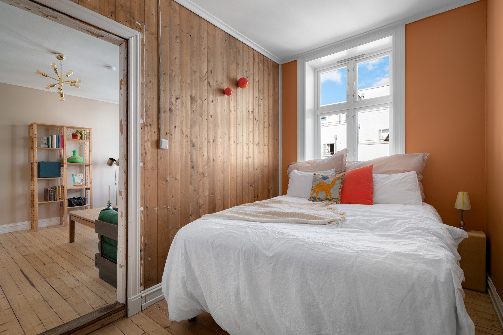 Soverommet mot stuen har tidligere blitt brukt som spisestue og kan enkelt brukes til det om man f.eks. fjerner døren. Galleribilde