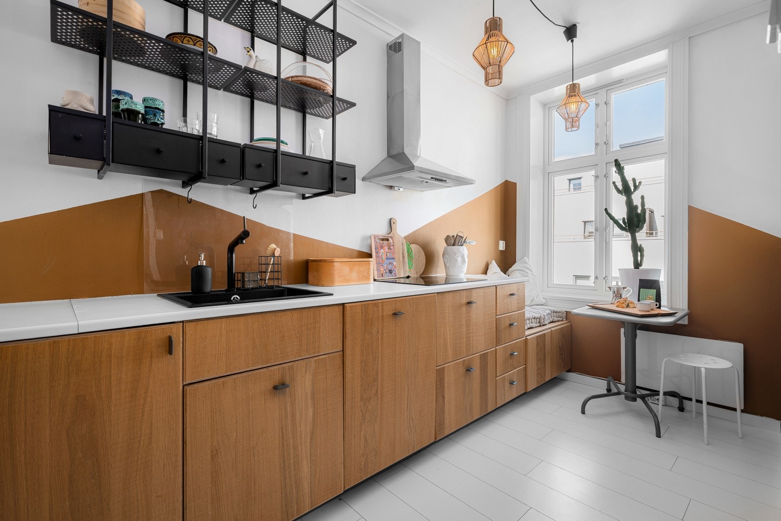 Stilrent kjøkken med innredning fra 2016. Galleribilde