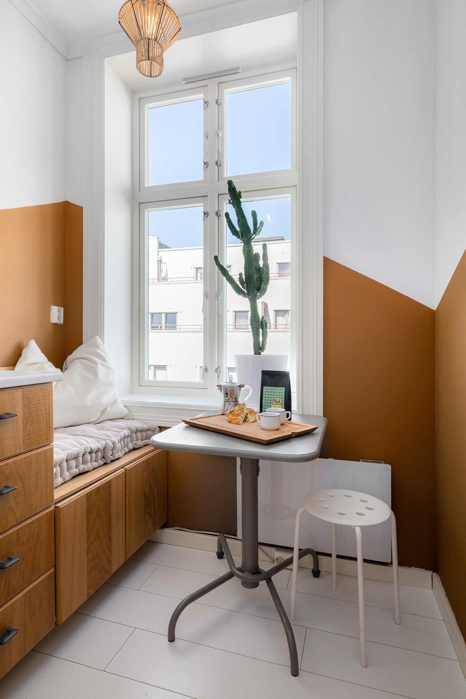 Plass til en hyggelig spisegruppe ved vinduet. Galleribilde