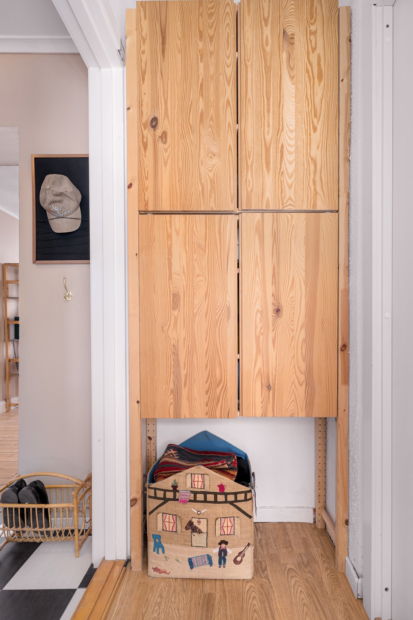 Det er et ytterligere garderobeskap i mellomgangen. Galleribilde