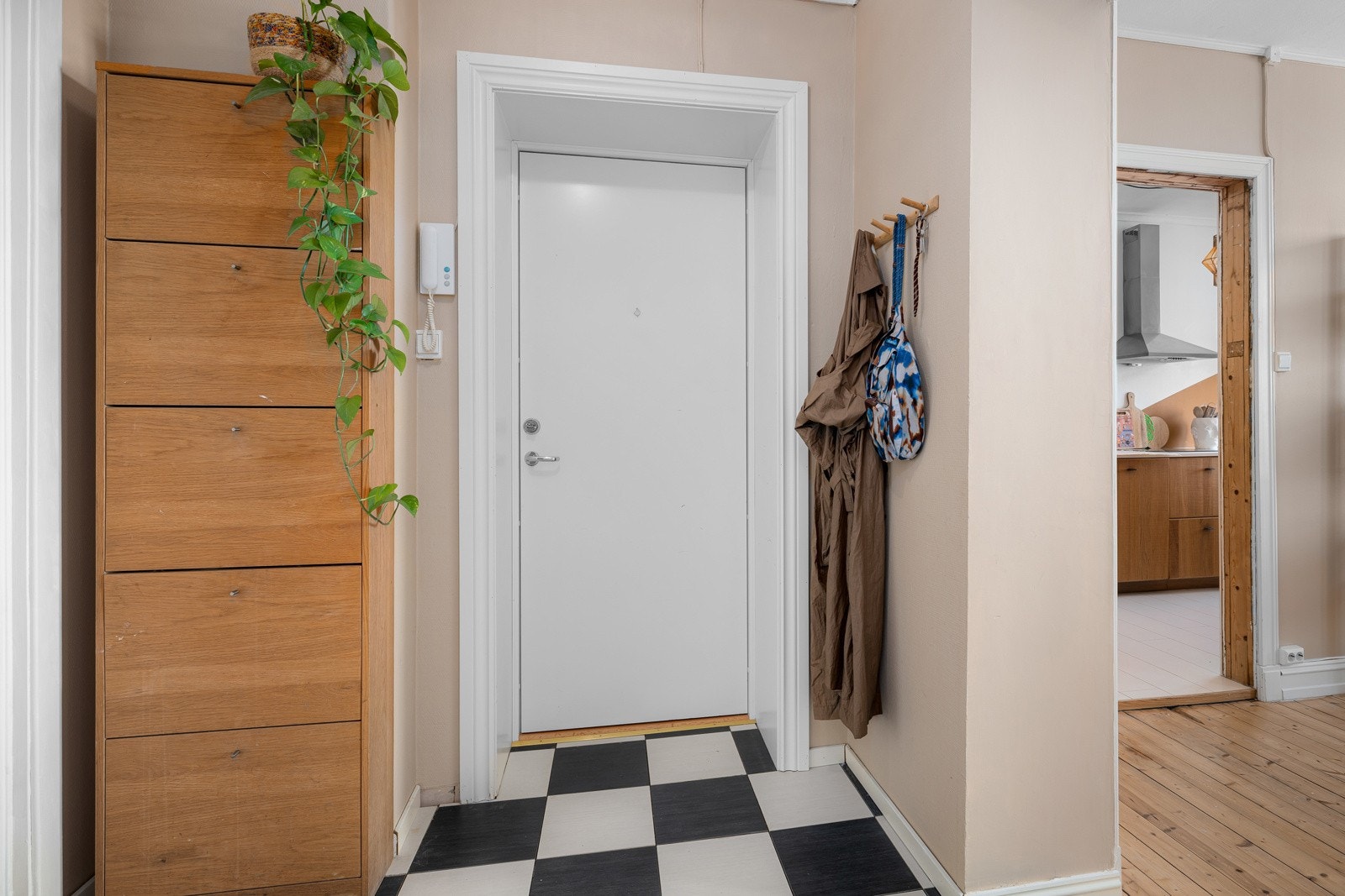 Her er det god plass til yttertøy. Galleribilde