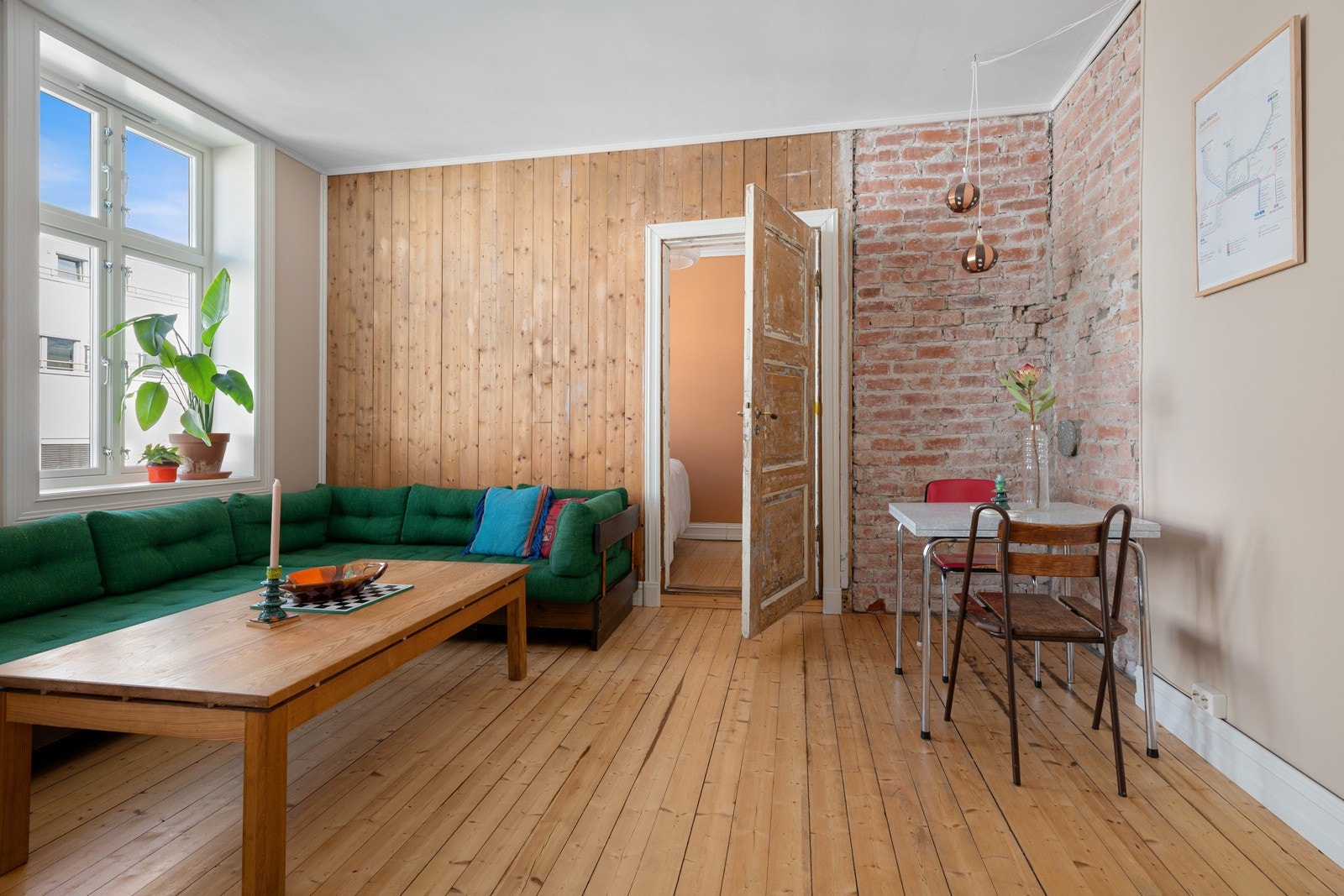 I kombinasjon med generøs takhøyde oppleves stuen som lys og luftig. Galleribilde