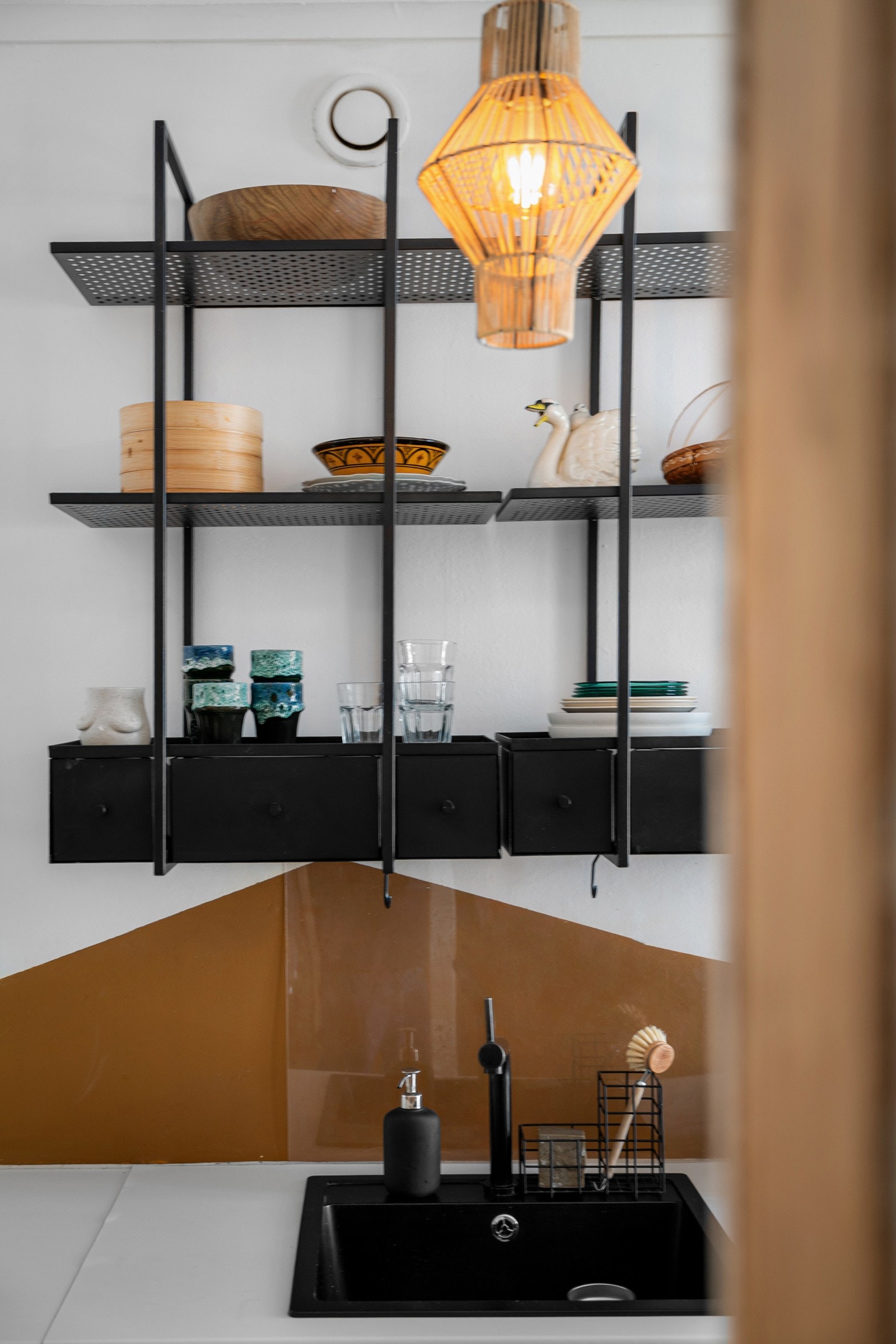 Lekkasjestopper under oppvaskkum og varmtvannsbereder i hjørneskap. Galleribilde