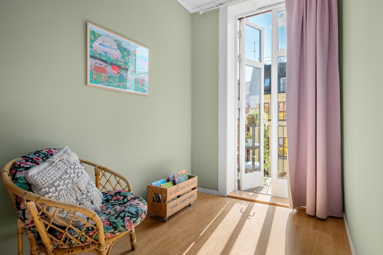 Leiligheten har tre gode soverom, hvor to av rommene vender mot rolig bakgård. Galleribilde