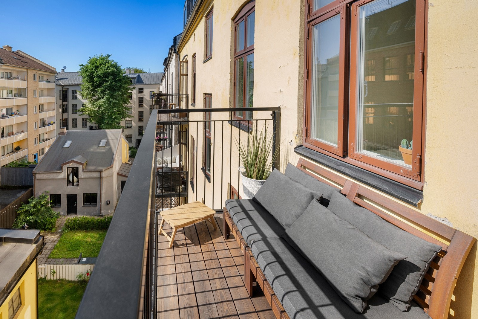 Fra det ene soverommet er det utgang til en herlig balkong på 5 kvm vendt mot rolig bakgård. Galleribilde