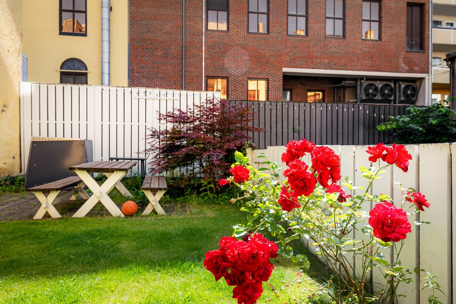 Leiligheten har en tilbaketrukket beliggenhet vendt mot rolig bakgård og miljøgate. Galleribilde