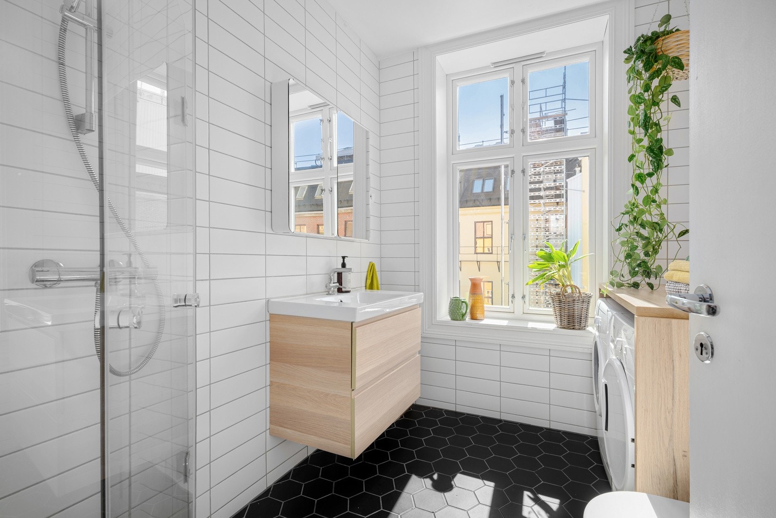 Pent og flislagt baderom fra 2016 med gulvvarme. Galleribilde