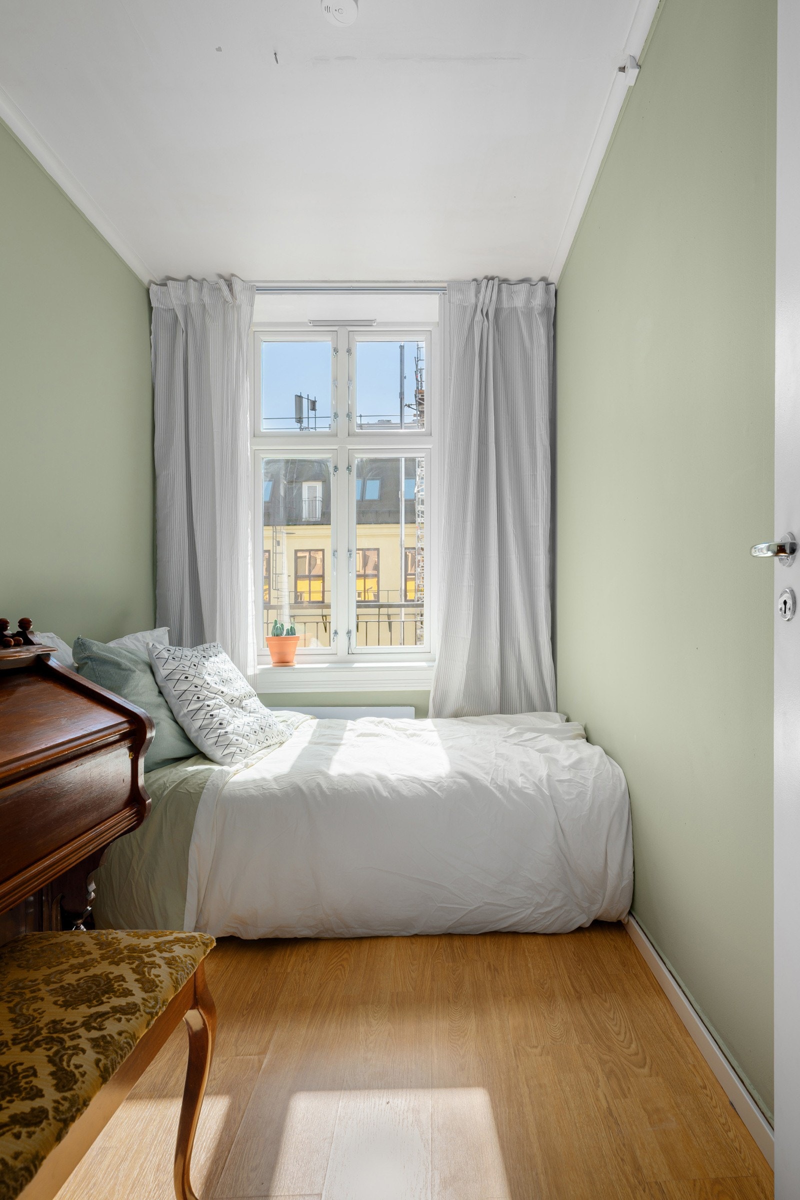 Rommene har lyse toner på veggene. Galleribilde