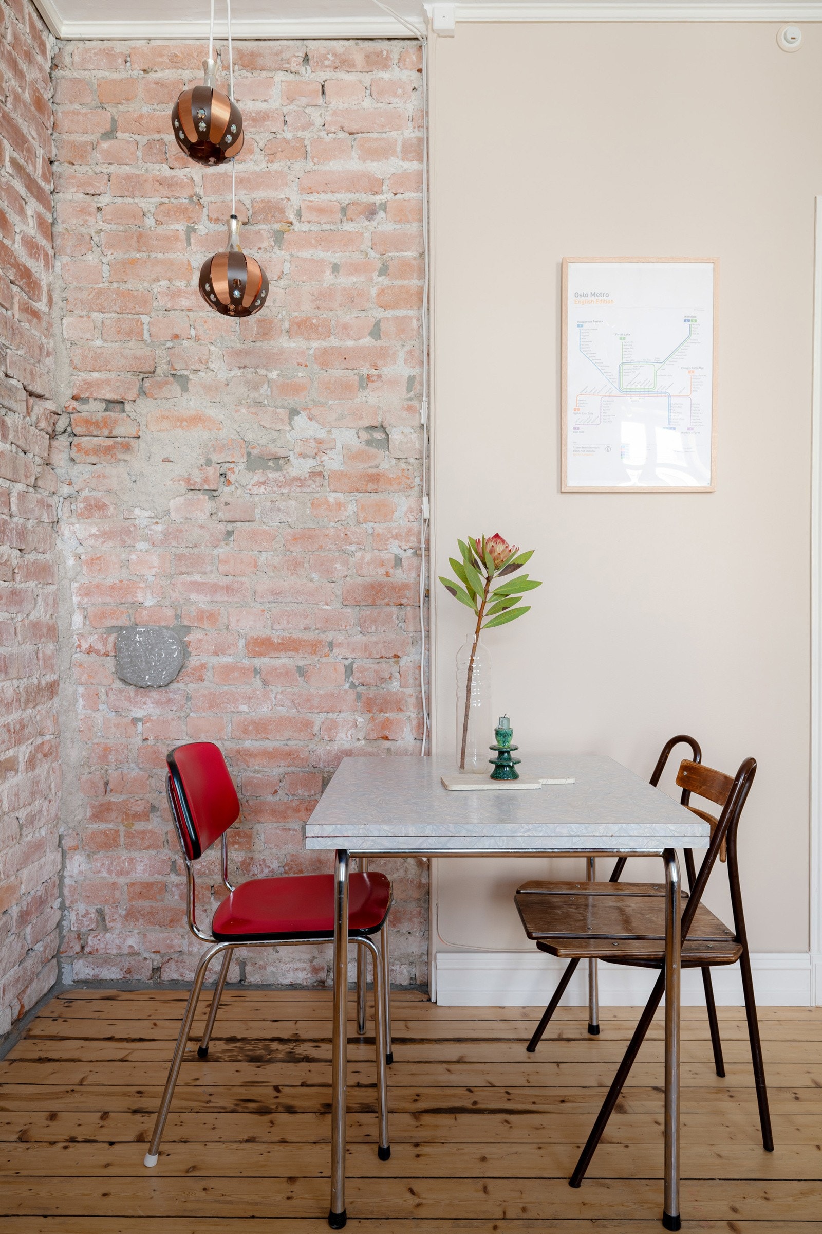 Klassiske detaljer som originalt tregulv, trevegg og teglsteinsveggen gir leiligheten et sjarmerende preg. Galleribilde