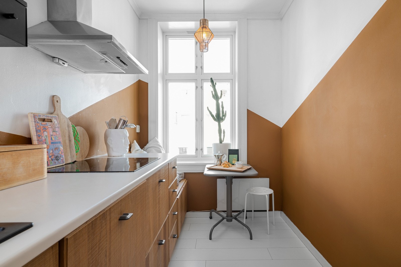 Rommet har gode løsninger og godt med benke-og skapplass. Galleribilde