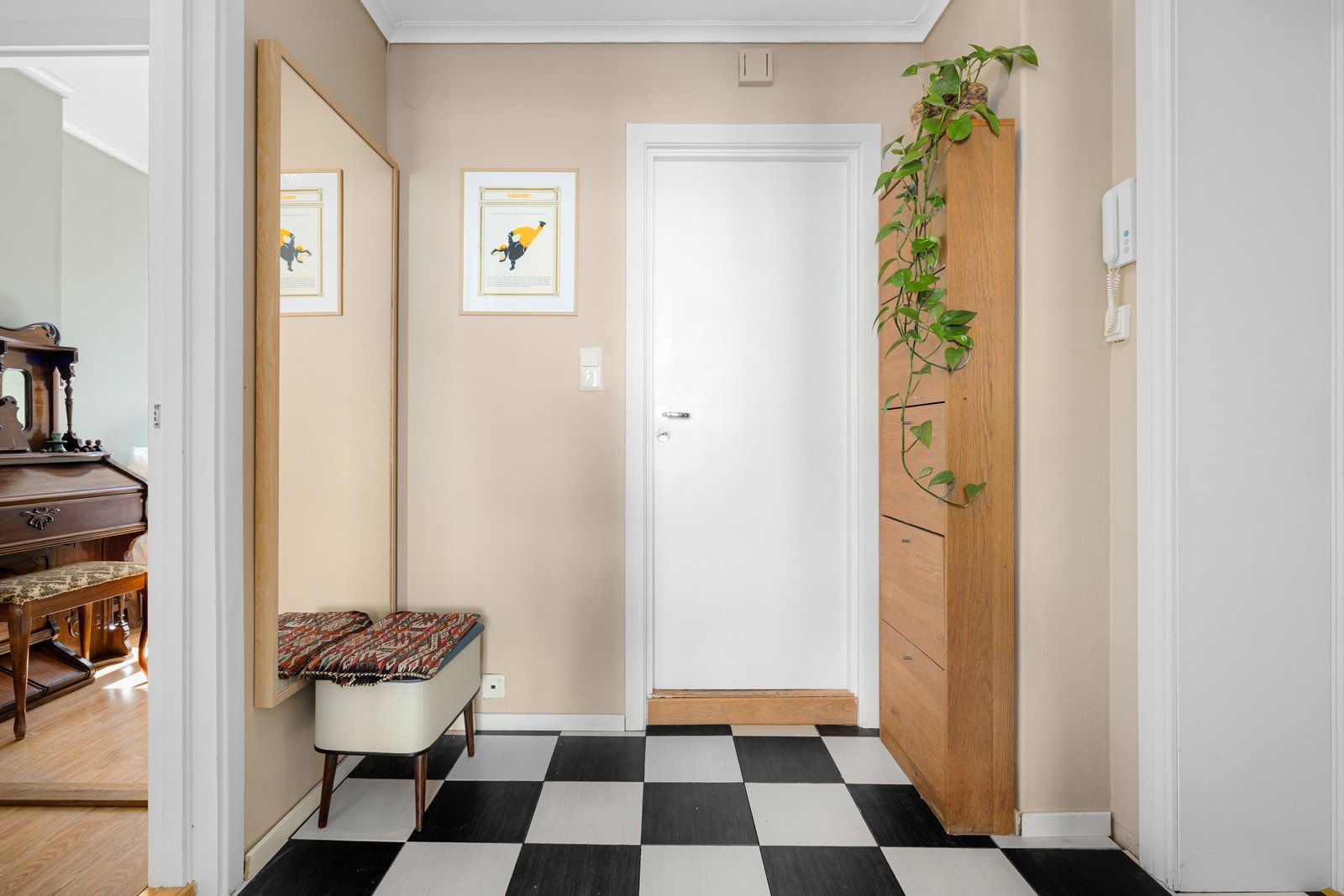 Når du kommer inn i leiligheten blir du møtt av en lys og romslig entré som gir et godt førsteinntrykk. Galleribilde