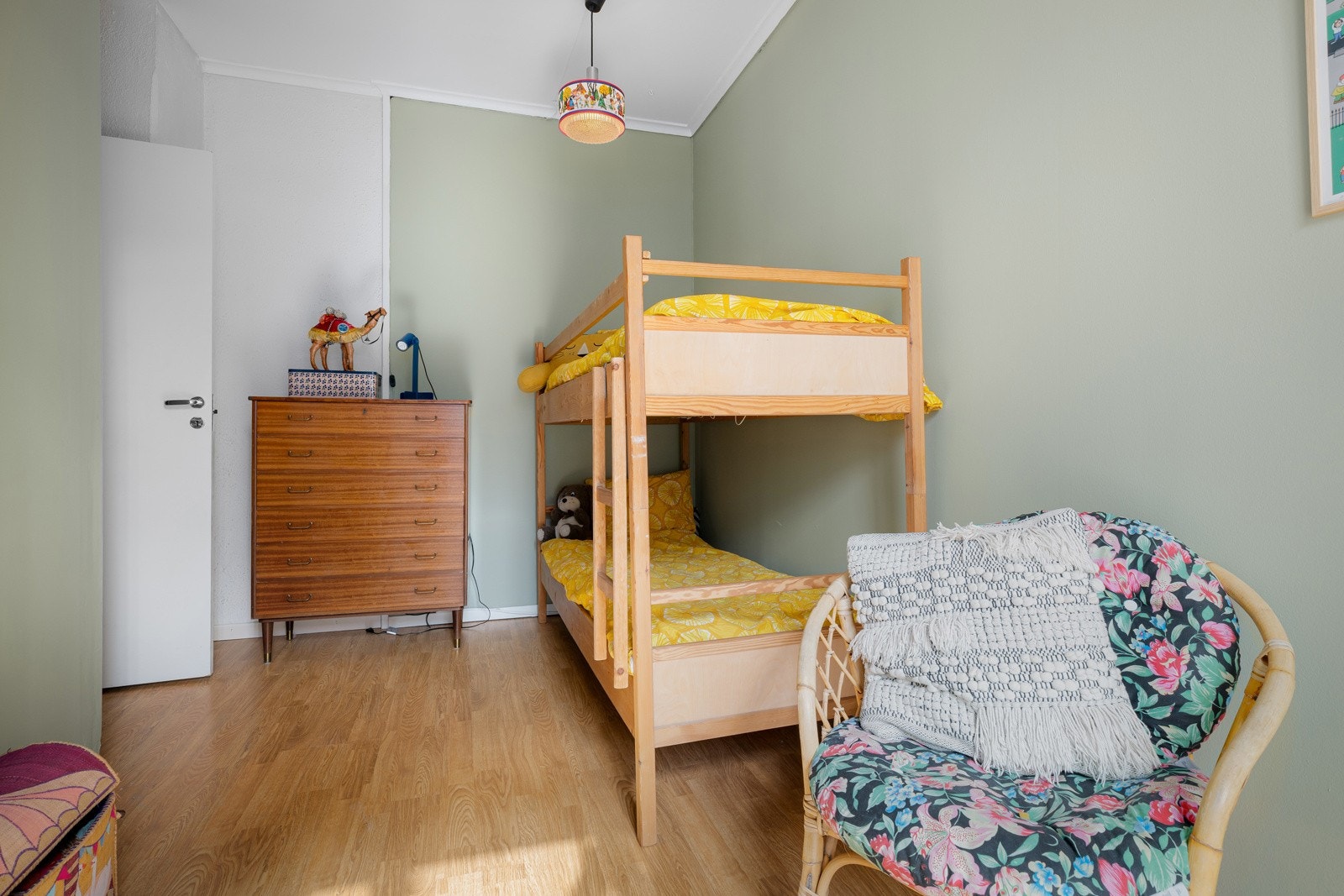 Det er plass til dobbeltseng, nattbord og garderobeløsning. Galleribilde