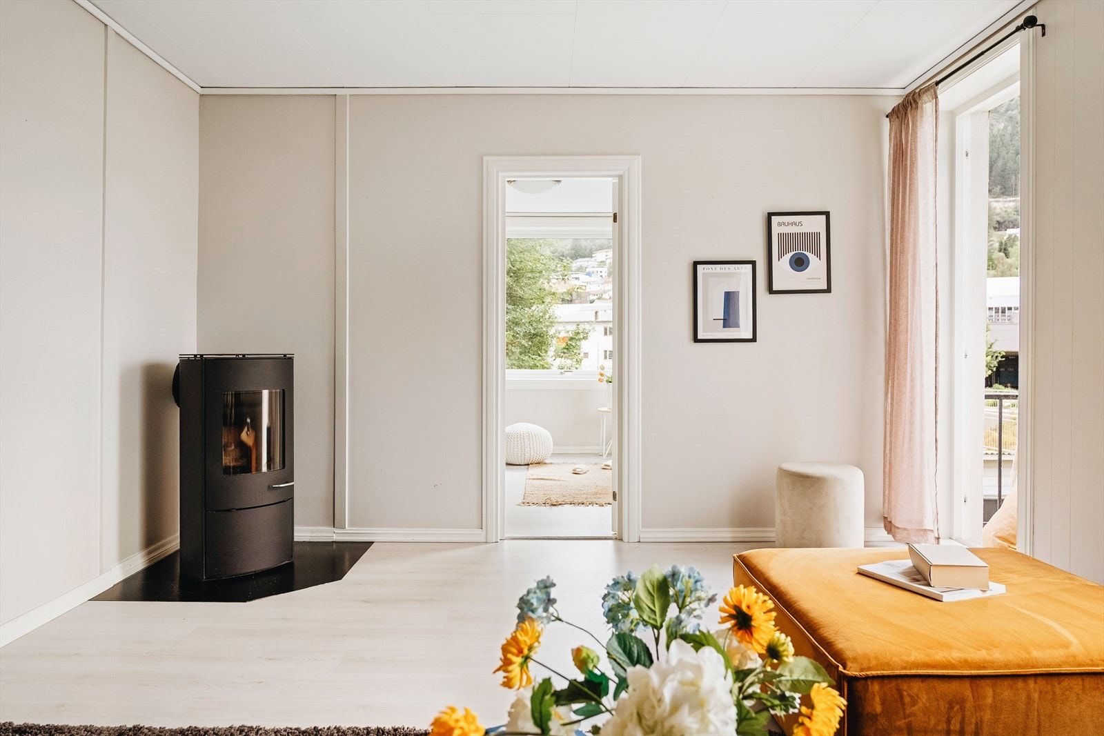 I stuen er det
plass til både sofa- og spisegruppe. Galleribilde