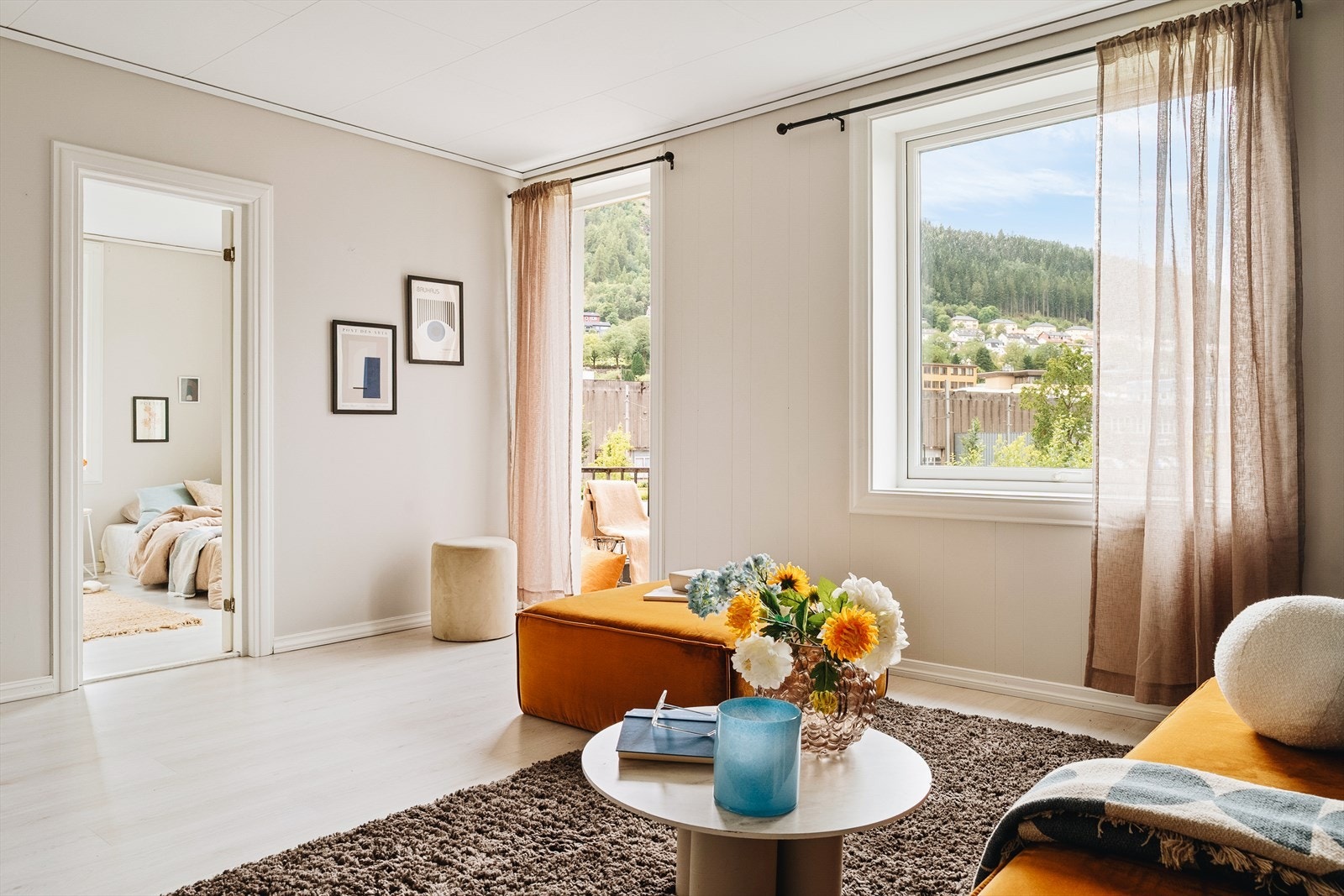 Fra stuen er det adkomst til ett av leilighetens to soverom. Galleribilde