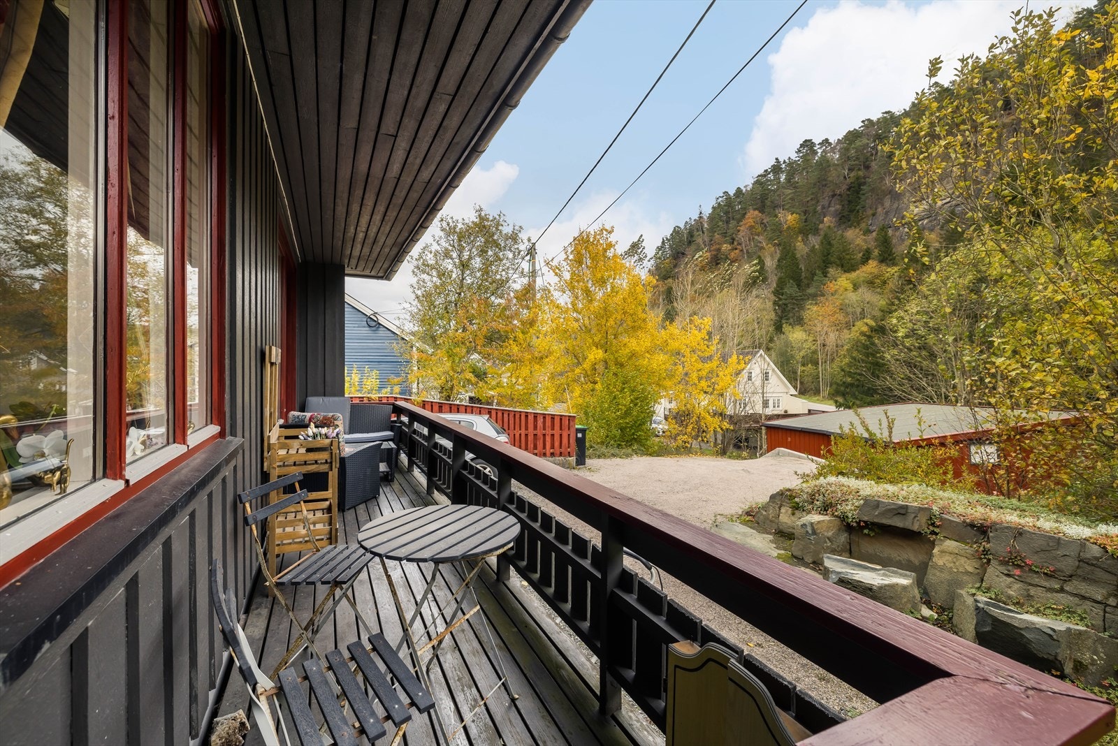 Boligen har fine uteplasser med verandaer på begge langsider av boligen. Den ene verandaen er overbygget og ligger ved inngangspartiet med verandadør inn til stue.
Velkommen inn! Galleribilde