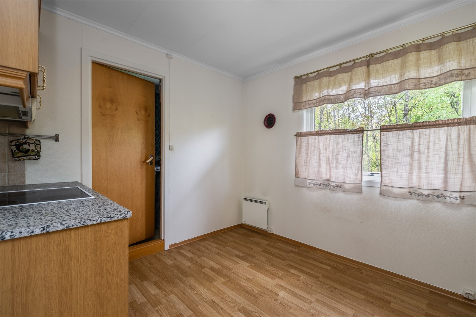 Kjøkkenet er 9,7 kvm stort og har plass til et spisebord ved vinduet.
Fra kjøkkenet er det også inngang til et eldre vaskerom på 3,2 kvm. Galleribilde
