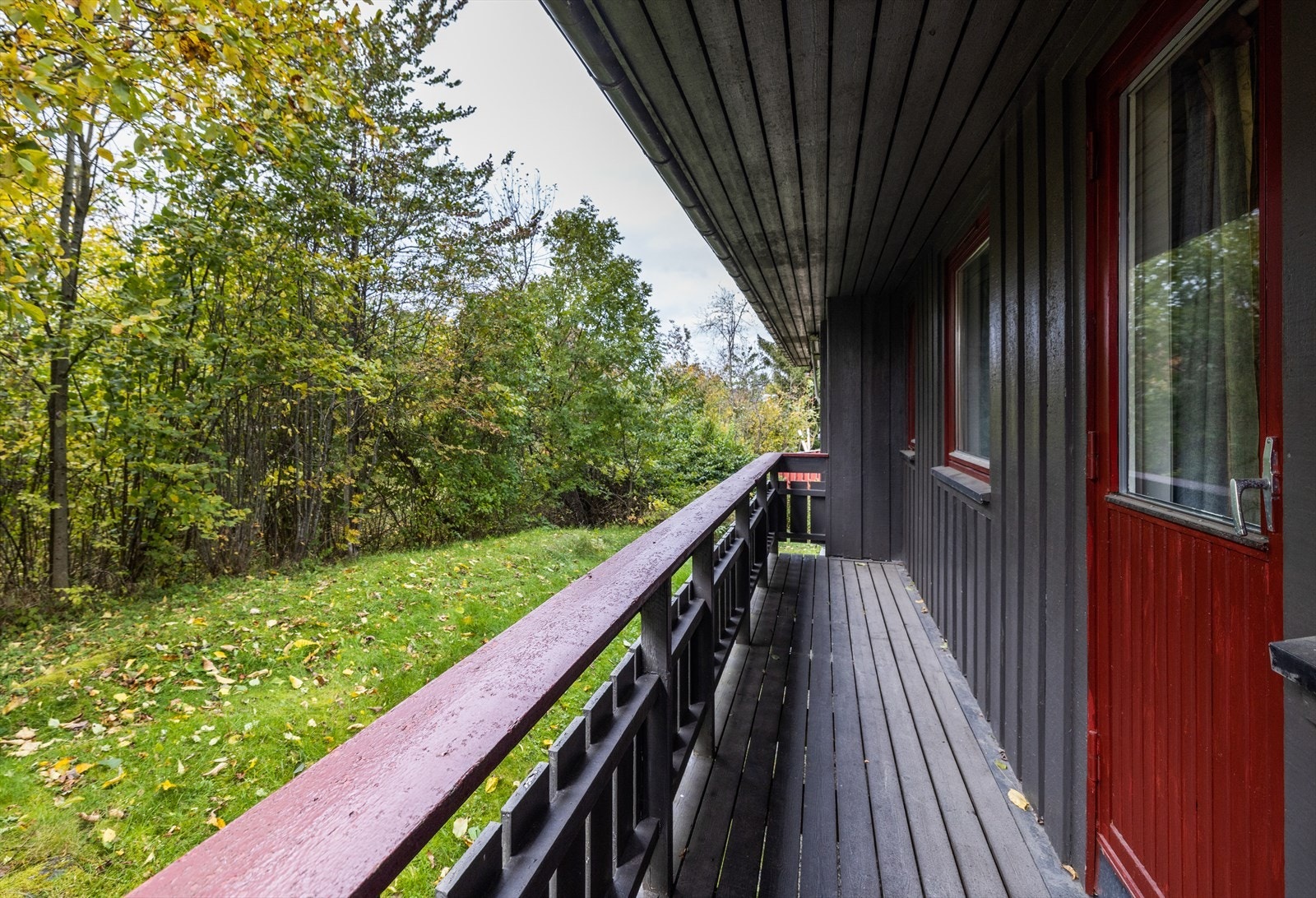 Fra soverom nr. 1 er det utgang til overbygget veranda. Galleribilde