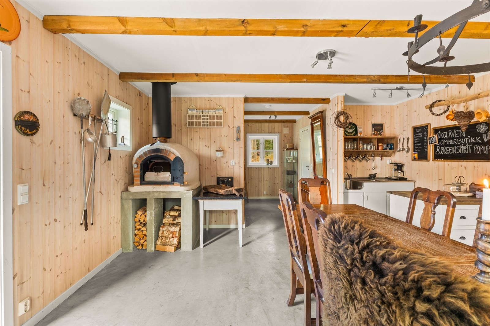 En praktisk pizzaovn som setter prikken over i-en på eiendommens gjennomgående sjarm. Galleribilde
