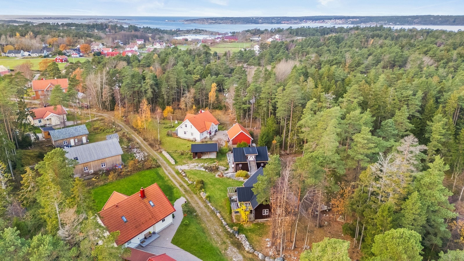 Nedgården fergeleie er ca. 950 meter unna eiendommen (ca. 5 minutter med bil og ca. 15 minutter gange). Galleribilde