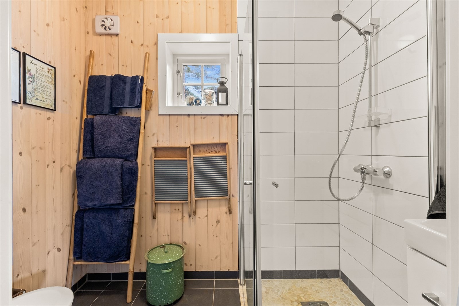 Her har du også et romslig bad med varmekabler i gulv. Galleribilde