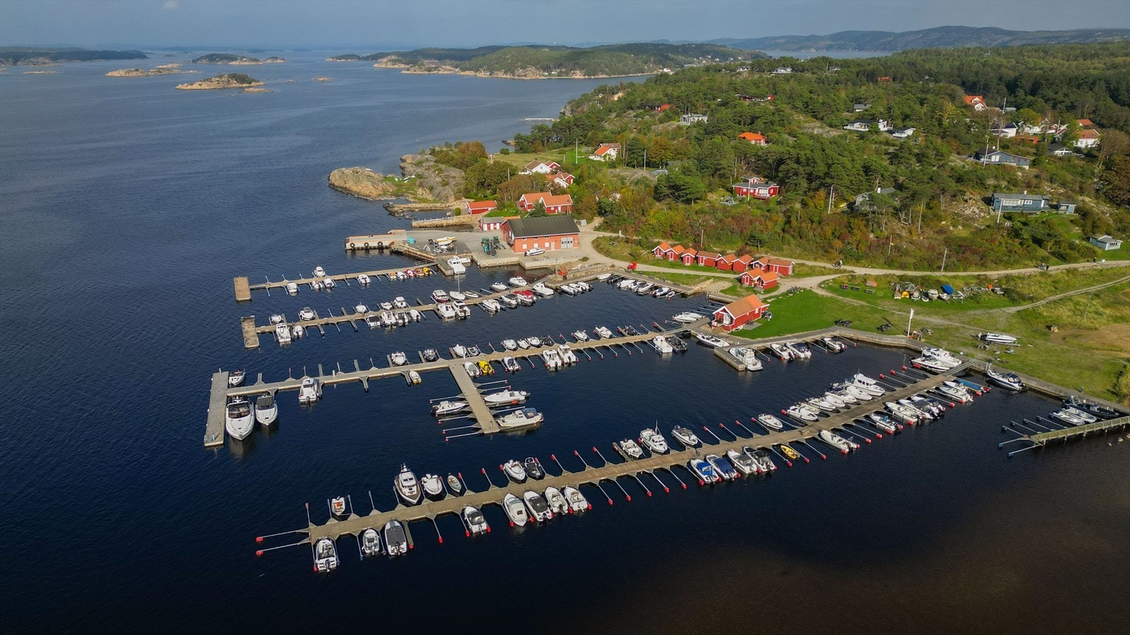 Selger har i dag en leid båtplass ved denne brygga. Dagligleder for sameiet av brygga opplyser om at denne plassen overtas av ny eier. Det gjelder båtplass nr. 61 og årlig leie per 01.05.2024 er på kroner 6 100. Det tas forbehold om økning av denne. Galleribilde