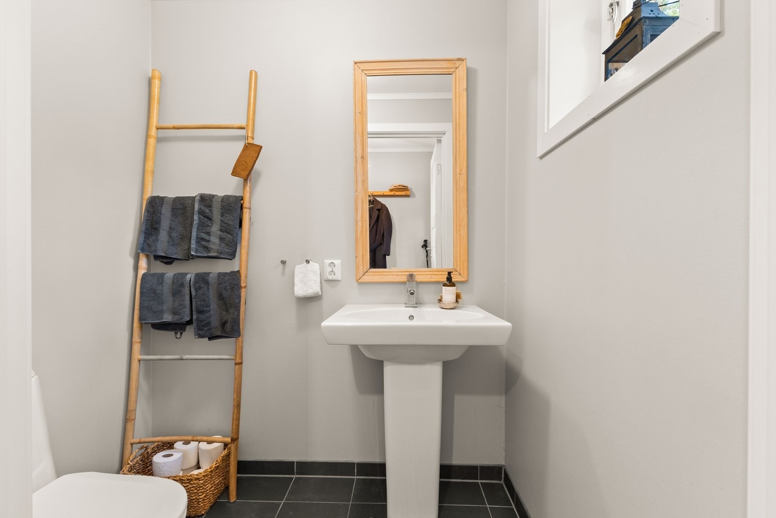 I første etasje ved hovedinngangen, har du også en separat WC. Galleribilde
