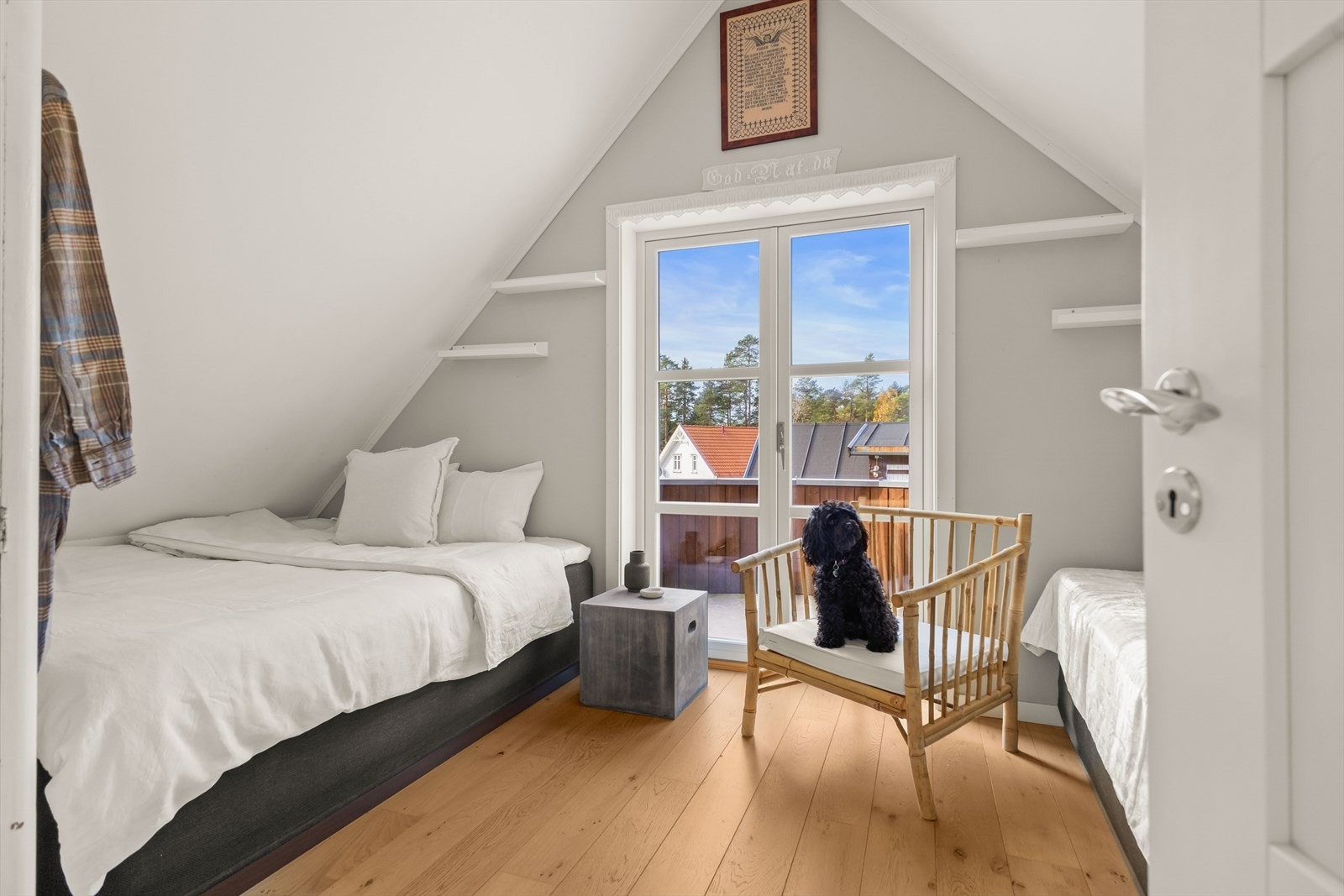 Det romslige hovedsoverommet har direkte tilgang til en vakker altan. Merk: Balto (hunden) følger dessverre ikke med i salget. Galleribilde