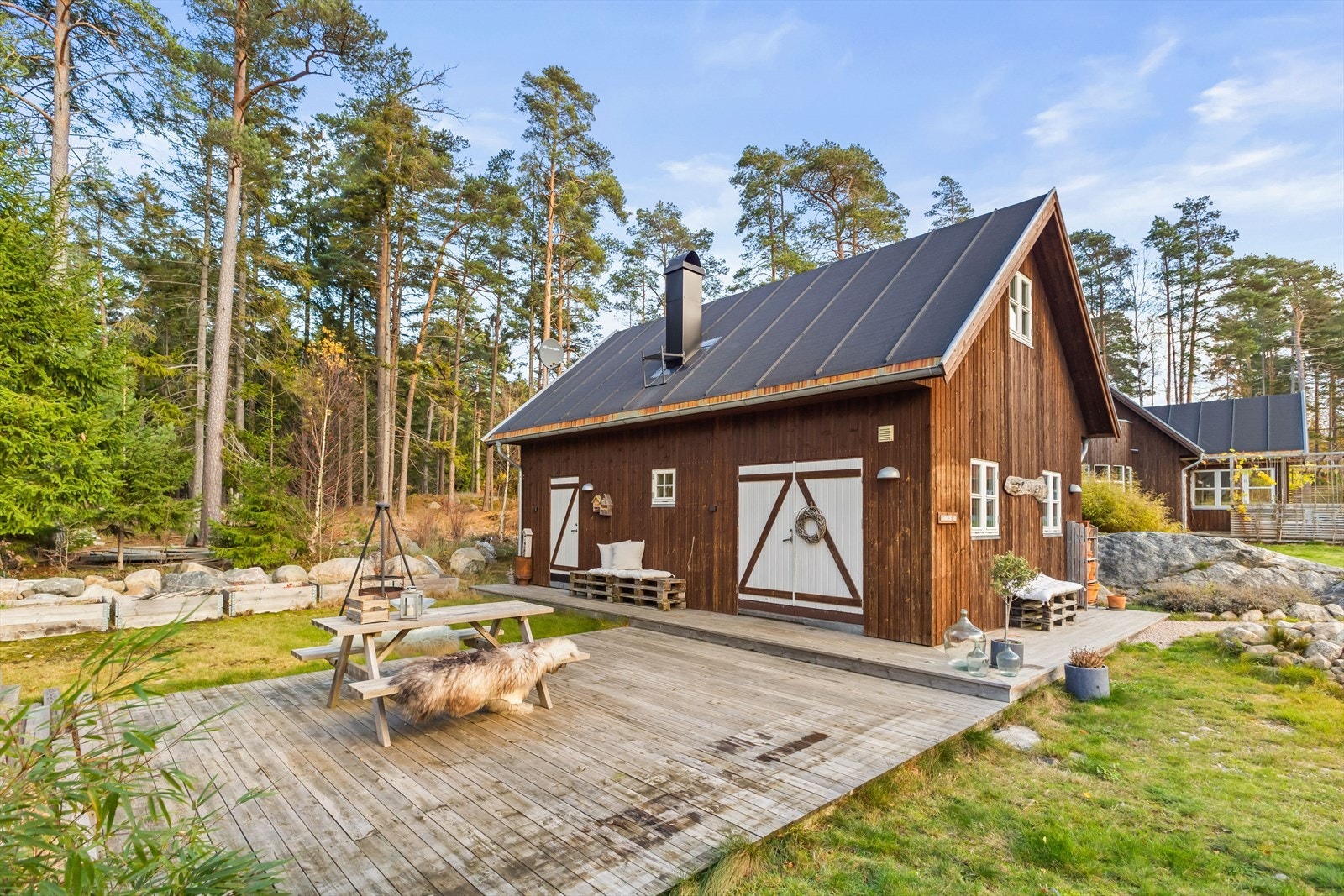 Annekset går over 2 plan (fortsett gjennom annonsen for å se plantegning og innvendige bilder!). Galleribilde